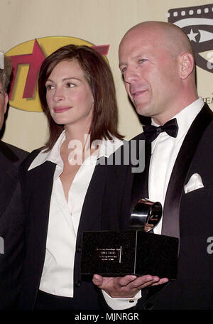 23 Sep 2000, Los Angeles, Kalifornien, USA --- Ursprüngliche Bildunterschrift: Die amerikanische Cinemathique hatte seine Moving Picture Kugel ehren Bruce Willis im Beverly Hilton - Beverly Hills. - - -' Tsuni/USA" Bruce Willis mit Julia Roberts, Bruce Willis mit Julia Roberts anfrage tsuni@Gamma-USA.com Stockfoto