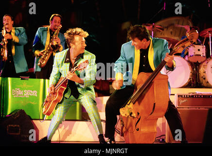 1999------- Brian Setzer und Brian Setzer Orchester bei iBash im Jahr 1999. - - -' Tsuni/USA "Brian Setzer Durchführung 0214 Brian Setzer Durchführung 0214 Anfrage tsuni@Gamma-USA.com Stockfoto