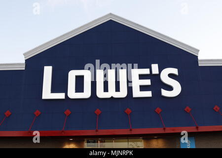 Lowe's Home Improvement Warehouse unterzeichnen. Lowe's ist eine US-amerikanische Einzelhandelskette Baumärkten in den Vereinigten Staaten, Kanada und Mexiko. Stockfoto