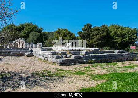 Heiligtum von Nemesis an Rhamnous im nordöstlichen Attika, Griechenland. Zwei Tempel zu Nemesis und Themis kann an die archäologische Stätte-4. Jahrhunderts gefunden werden Stockfoto