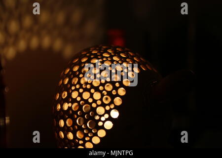 Turtle Deckenleuchte Schatten an der Wand, Holz- Lampe Stockfoto