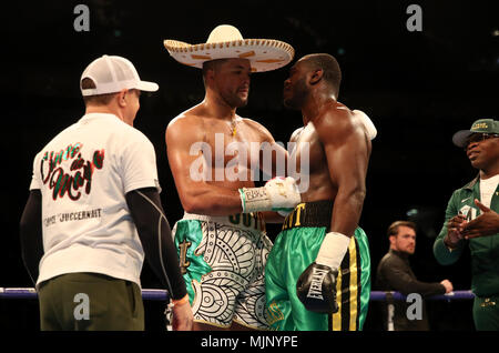 Joe Joyce (links) Konsolen eine schreiende Lenroy Thomas nach dem Gewinn des Commonwealth Heavyweight Championship Zeitraum gegen in der O2 Arena in London. Stockfoto