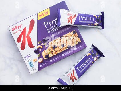 LONDON, Großbritannien - 27 April, 2018: Kellog's Protein Bar mit Samen und Früchte auf Marmor Hintergrund. Stockfoto