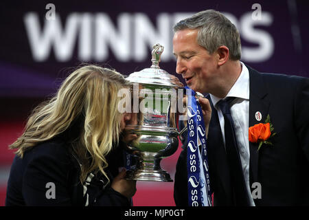 Chelsea Damen manager Emma Hayes (links) und Assistant Manager Paul Green (rechts) feiert mit der Trophäe nach dem letzten während der SSE Frauen FA Cup Finale im Wembley Stadion, London pfiff. Stockfoto