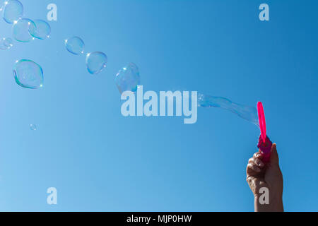 Seifenblasen, Blasen Seifenblase auf blauen Himmel Hintergrund Stockfoto