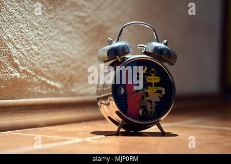 Close-up von mehrfarbigen Uhr mit Wecker auf Wand Hintergrund Stockfoto
