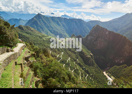 Inca Terrassen in Machu Picchu Stadt. Sun Gate trail Pfad in Machu Picchu Stockfoto