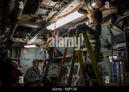 Flieger guide 179th Airlift Wing Commander, Oberst Allison C Miller durch eine Tour des C-130H Hercules zeitungleiche Inspektion, März 02, 2018, an der 179th Airlift Wing, Mansfield, Ohio. Die ISO-Prozess ist eine umfangreiche Auswertung der ganzen Maschine einwandfreie Funktionalität und Mission Bereitschaft zu gewährleisten. Streitkräfte und Zivilisten Anzeige von Mut, Tapferkeit und Opferbereitschaft Engagement Engagement Stockfoto