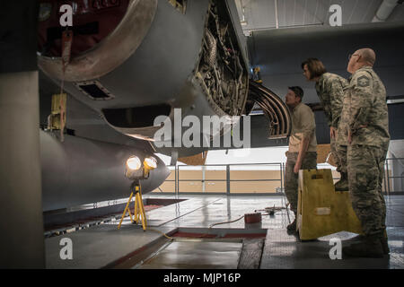 Flieger guide 179th Airlift Wing Commander, Oberst Allison C Miller durch eine Tour des C-130H Hercules zeitungleiche Inspektion, März 02, 2018, an der 179th Airlift Wing, Mansfield, Ohio. Die ISO-Prozess ist eine umfangreiche Auswertung der ganzen Maschine einwandfreie Funktionalität und Mission Bereitschaft zu gewährleisten. Streitkräfte und Zivilisten Anzeige von Mut, Tapferkeit und Opferbereitschaft Engagement Engagement Stockfoto