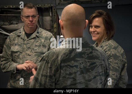 Flieger guide 179th Airlift Wing Commander, Oberst Allison C Miller durch eine Tour des C-130H Hercules zeitungleiche Inspektion, März 02, 2018, an der 179th Airlift Wing, Mansfield, Ohio. Die ISO-Prozess ist eine umfangreiche Auswertung der ganzen Maschine einwandfreie Funktionalität und Mission Bereitschaft zu gewährleisten. Streitkräfte und Zivilisten Anzeige von Mut, Tapferkeit und Opferbereitschaft Engagement Engagement Stockfoto