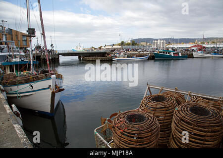 Hobart, Tasmanien, Australien: 28. März 2018: Fischerboote am Victoria Dock in Hobart Hafen vertäut. Im Jahre 1804 als Strafkolonie gegründet, Hobart ist Austra Stockfoto