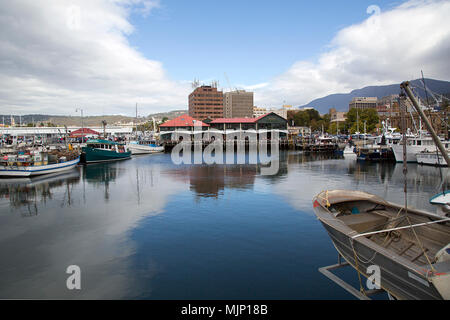 Hobart, Tasmanien, Australien: 28. März 2018: Fischerboote am Victoria Dock in Hobart Hafen vertäut. Im Jahre 1804 als Strafkolonie gegründet, Hobart ist Austra Stockfoto