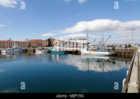 Hobart, Tasmanien: 28. März 2018: Fischerboote am Victoria Dock in Hobart Hafen vertäut. Stockfoto