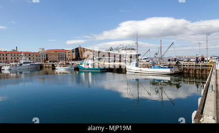 Hobart, Tasmanien, Australien: 28. März 2018: Fischerboote am Victoria Dock in Hobart Hafen vertäut. Im Jahre 1804 als Strafkolonie gegründet, Hobart ist Austra Stockfoto