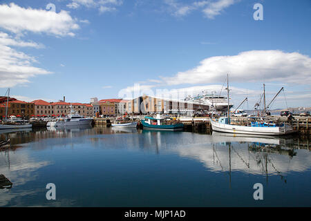 Hobart, Tasmanien: 28. März 2018: Fischerboote am Victoria Dock in Hobart Hafen vertäut. Stockfoto