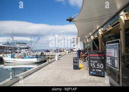 Hobart, Tasmanien, Australien: 28. März 2018: Mures Upper Deck seafood restaurant in Victoria Dock an Hobarts Hafen serviert Frühstück und Kaffee. Stockfoto