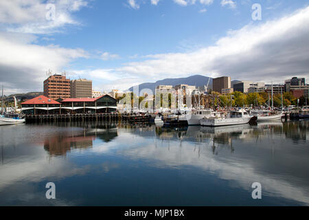 Hobart, Tasmanien, Australien: 28. März 2018: Fischerboote am Victoria Dock in Hobart Hafen vertäut. Im Jahre 1804 als Strafkolonie gegründet, Hobart ist Austra Stockfoto