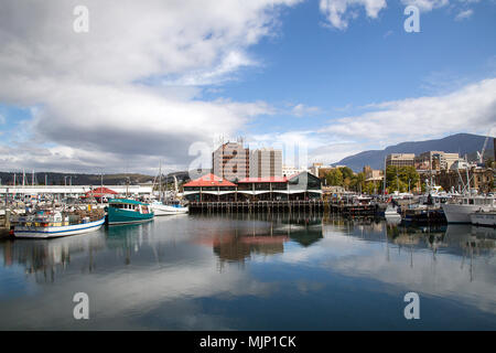 Hobart, Tasmanien, Australien: 28. März 2018: Fischerboote am Victoria Dock in Hobart Hafen vertäut. Im Jahre 1804 als Strafkolonie gegründet, Hobart ist Austra Stockfoto