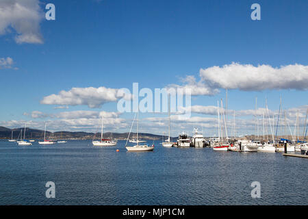 Hobart, Tasmanien, Australien: 28. März 2018: Luxus Yachten sind in die Sicherheit der Marina im Royal Yacht Club of Tasmania vertäut. Stockfoto