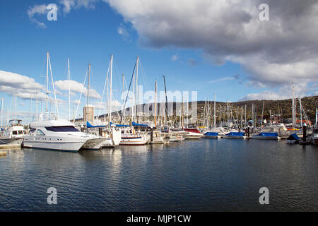 Hobart, Tasmanien, Australien: 28. März 2018: Luxus Yachten sind in die Sicherheit der Marina im Royal Yacht Club of Tasmania vertäut. Stockfoto