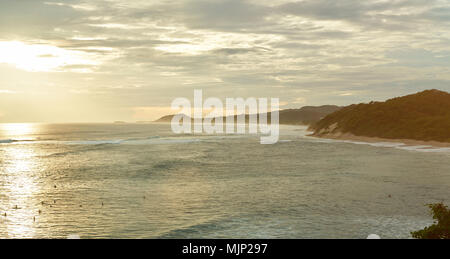 Ozean Küste mit Surfer auf Sonnenuntergang Licht panorama Luftbild Stockfoto