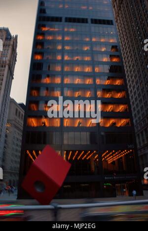 Isamu Noguchi von Red Cube vor 140 Broadway in Manhattan, New York Stockfoto