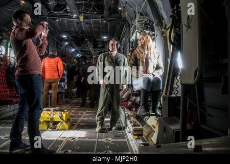 Die "Leadership Unbegrenzt" Gruppe fliegt auf einer C-130H Hercules, März 8, 2018, an der 179th Airlift Wing, Mansfield, Ohio. Führung Unlimited ist die Richland County nach Leadership Programm die Nutzung der Grafschaft als Klassenzimmer zu erkunden, Probleme, Herausforderungen und Chancen, die unsere Wirtschaft und Gemeinschaft. Streitkräfte und Zivilisten Anzeige von Mut, Tapferkeit und Opferbereitschaft Engagement Engagement Stockfoto