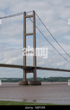 Ein einziger Turm der Humber Bridge von der Küste aus gesehen Stockfoto