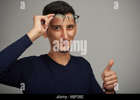 Gutes Auge Vision Konzept. Junger Mann, die Gläser Stockfoto