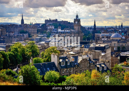 Malerische Aussicht auf die Skyline von Edinburgh mit dem Schloss im Hintergrund, Schottland, Vereinigtes Königreich Stockfoto