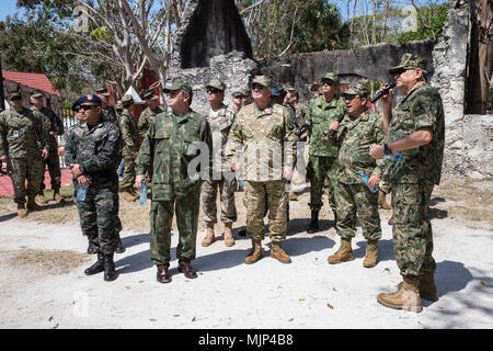 Mexikanische Infanteria De Marinas auf einem Display für Führungskräfte aus mehreren Partnerstaaten, wie sie die Hacienda de San Luis Carpizo für eine Demonstration von Aktivitäten und Veranstaltungen, die im Centro de Capacitacion y Adiestramiento Especializado de Infanteria de Marina in Campeche, Mexiko am 15. März 2018 durchgeführt werden. Die Konferenz bietet ein Forum für regionale und Senior Naval Infantry Führer in der gesamten westlichen Hemisphäre gemeinsames Interesse in der humanitären Hilfe und Katastrophenhilfe Angelegenheiten zu diskutieren und Ausbildungsprogramme zwischen den Partnerstaaten zu verbessern. Streitkräfte und Zivilisten d Stockfoto