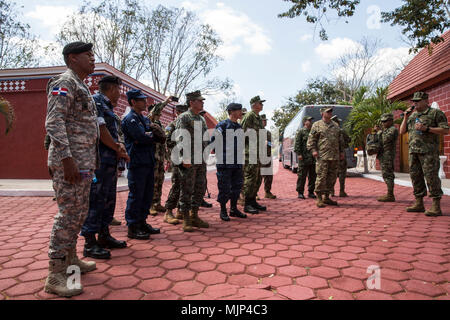 Mexikanische Infanteria De Marinas auf einem Display für Führungskräfte aus mehreren Partnerstaaten, wie sie die Hacienda de San Luis Carpizo für eine Demonstration von Aktivitäten und Veranstaltungen, die im Centro de Capacitacion y Adiestramiento Especializado de Infanteria de Marina in Campeche, Mexiko am 15. März 2018 durchgeführt werden. Die Konferenz bietet ein Forum für regionale und Senior Naval Infantry Führer in der gesamten westlichen Hemisphäre gemeinsames Interesse in der humanitären Hilfe und Katastrophenhilfe Angelegenheiten zu diskutieren und Ausbildungsprogramme zwischen den Partnerstaaten zu verbessern. Streitkräfte und Zivilisten d Stockfoto