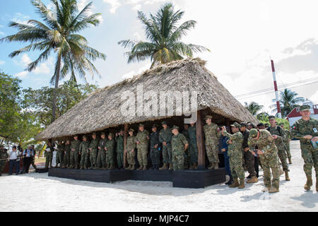 Mexikanische Infanteria De Marinas auf einem Display für Führungskräfte aus mehreren Partnerstaaten, wie sie die Hacienda de San Luis Carpizo für eine Demonstration von Aktivitäten und Veranstaltungen, die im Centro de Capacitacion y Adiestramiento Especializado de Infanteria de Marina in Campeche, Mexiko am 15. März 2018 durchgeführt werden. Die Konferenz bietet ein Forum für regionale und Senior Naval Infantry Führer in der gesamten westlichen Hemisphäre gemeinsames Interesse in der humanitären Hilfe und Katastrophenhilfe Angelegenheiten zu diskutieren und Ausbildungsprogramme zwischen den Partnerstaaten zu verbessern. Streitkräfte und Zivilisten d Stockfoto