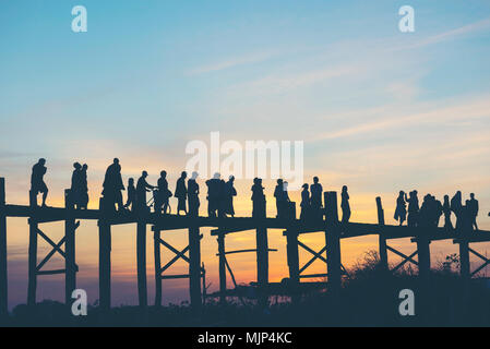 Letzte Licht an U Beng Brücke, Holzbrücke in Mandalay, Myanmar. Stockfoto
