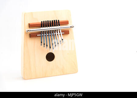 Holz- ethnischen Afrikanischen instrument Kalimba isoliert auf weißem Hintergrund Stockfoto