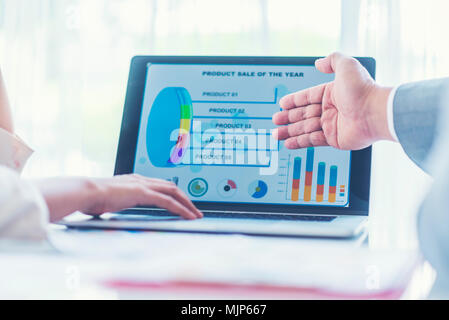 Nahaufnahme der Hand des Marketing Manager Mitarbeiter zeigen auf Business Document während der Diskussion im Konferenzraum, Notebook auf Holz Tisch-Business anhand von quantitativen Simulatio Stockfoto