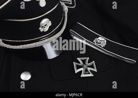 Die Nazi-deutsche Auszeichnung Eisernes Kreuz auf Schwarz SS-Uniform Hintergrund Stockfoto