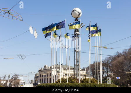 Kiew, Ukraine - Mai 06, 2017: Europäische Square im Zentrum der ukrainischen Hauptstadt Kiew. Viele ukrainische und EU-Flaggen. Stadt Gastgeber der Endrunde der UEFA Champ Stockfoto