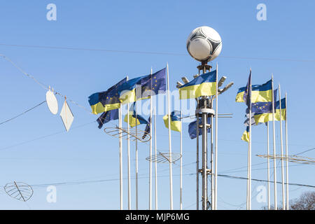 Kiew, Ukraine - Mai 06, 2017: Europäische Square im Zentrum der ukrainischen Hauptstadt Kiew. Viele ukrainische und EU-Flaggen. Stadt Gastgeber der Endrunde der UEFA Champ Stockfoto