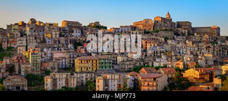 Panoramablick über Castiglione di Sicilia Häuser des Dorfes und der Kirche, Sizilien, Italien Stockfoto