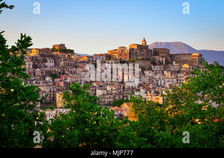 Einen herrlichen Blick auf den Sonnenuntergang von Castiglione di Sicilia, Sizilien, Italien Stockfoto