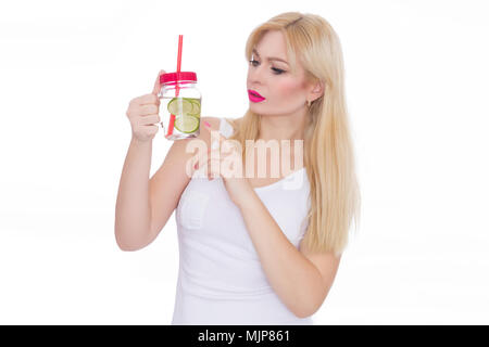 Eine freundliche blonde Frau hält ein Glas Wasser und Kalk in den Händen. Ein Mädchen trinkt Limonade. Konzept - gesunde Ernährung, Durstlöschenden im Sommer Stockfoto