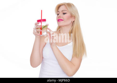 Eine freundliche blonde Frau hält ein Glas Wasser und Kalk in den Händen. Ein Mädchen trinkt Limonade. Konzept - gesunde Ernährung, Durstlöschenden im Sommer Stockfoto