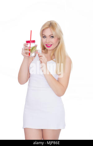 Eine freundliche blonde Frau hält ein Glas Wasser und Kalk in den Händen. Ein Mädchen trinkt Limonade. Konzept - gesunde Ernährung, Durstlöschenden im Sommer Stockfoto