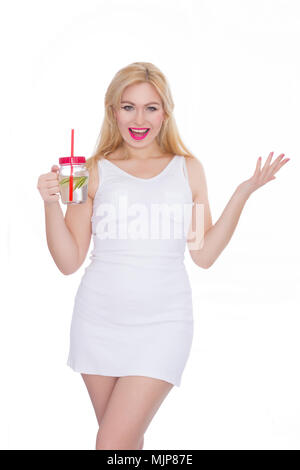 Eine freundliche blonde Frau hält ein Glas Wasser und Kalk in den Händen. Ein Mädchen trinkt Limonade. Konzept - gesunde Ernährung, Durstlöschenden im Sommer Stockfoto