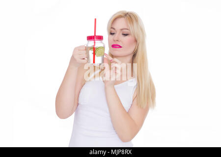 Eine freundliche blonde Frau hält ein Glas Wasser und Kalk in den Händen. Ein Mädchen trinkt Limonade. Konzept - gesunde Ernährung, Durstlöschenden im Sommer Stockfoto