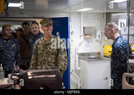 171216-N-WF 272-036 SASEBO, Japan (31. 16, 2017) Leiter der Naval Operations (CNO) Adm. John Richardson Touren die medizinischen Einrichtungen der Amphibisches Schiff USS BONHOMME RICHARD (LHD6) während einer Schiffstour. Die Tour von Bonhomme Richard ist Teil der geplanten Richardson's Besuch im Vorwärts - bereitgestellt Matrosen der USA 7 Flotte. Während seiner Zeit an Bord, CNO Richardson war in der Lage, mit deckplate Matrosen zu interagieren und Feedback von führenden Persönlichkeiten auf die kürzlich veröffentlichte umfassende Überprüfung erhalten, sowie das danken, die uns als die Ferien nähern. Bonhomme Richard, vorwärts-Bereitstellung Stockfoto