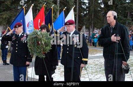 Us-Armee Alaska Command Sgt. Maj. Jeffery Dillingham und USARAK Commander Generalmajor Mark O'Neil einen Kranz mit Gold Star Eltern Robyn und Doug Dombroski Dez. 16 an einem Kränze über Amerika Zeremonie am Fort Richardson National Cemetery auf gemeinsamer Basis Elmendorf-Richardson, Alaska. Stockfoto