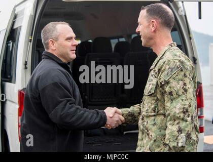 SASEBO, Japan (31. 16, 2017) Commander, Flotte Aktivitäten Sasebo Kapitän Brad Aufschübe grüßt Leiter der Marineoperationen Adm. John Richardson nach seiner Ankunft in den Befehl, die Flotte Aktivitäten Sasebo Dez. 16, 2017. Richardson ist die Erkundung der Region flotte Engagement und Bereitschaft zu bewerten. (U.S. Marine Foto von Mass Communication Specialist 3. Klasse Geoffrey S. Barham/Freigegeben) Stockfoto