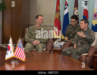 171214-N-ES 994-015 Seoul, Republik Korea (31. 14, 2017) Leiter der Naval Operations (CNO) Adm. John Richardson trifft sich mit Gen. Jeong, Kyeong-doo, Vorsitzender der Republik Korea Generalstabs ROK (JCS), ihr Engagement für die US-ROK-Allianz zu bekräftigen und Möglichkeiten zu diskutieren, um die Interoperabilität zu erhöhen. (U.S. Marine Foto von Chief Mass Communication Specialist Elliott Fabrizio/Freigegeben) Stockfoto